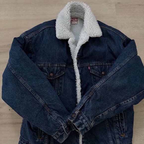 Levi's Men's Dark Blue Denim Jacket with White Sherpa Lining - Picture 2 of 8